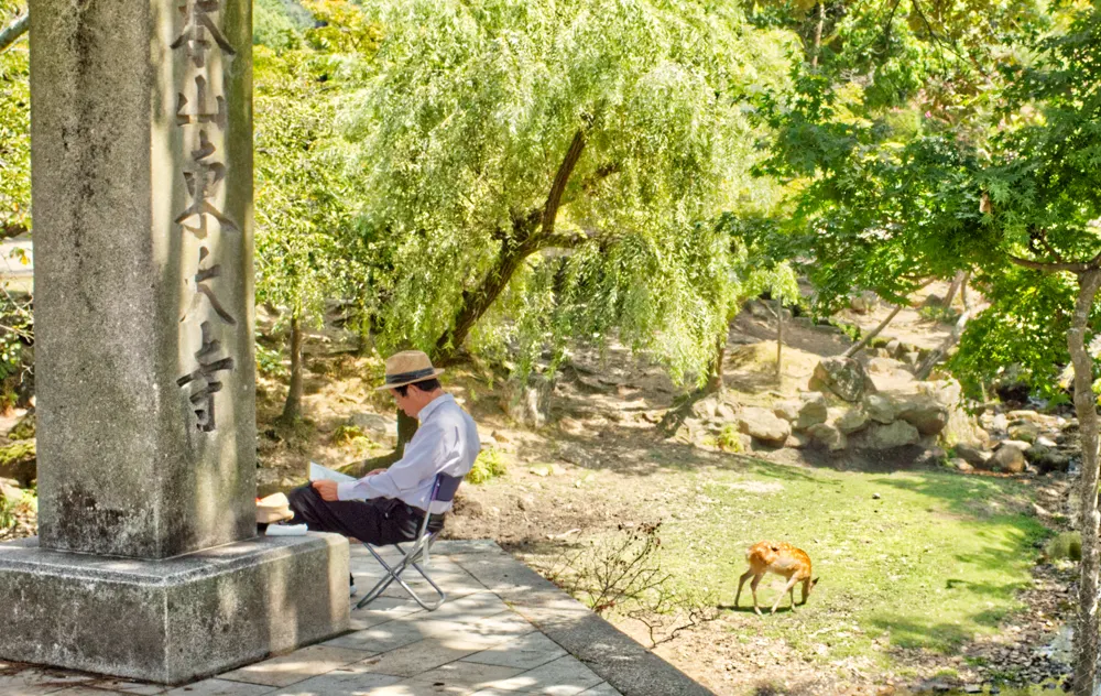 Sketching out a scene at park in Nara, where the deer roam.